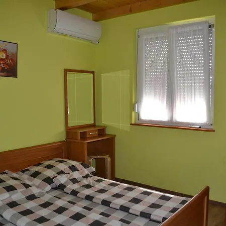 Nanas Szallas *
